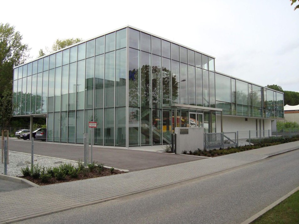 Seitenansicht eines Betriebsgebäudes in Eschborn mit Glasfassade