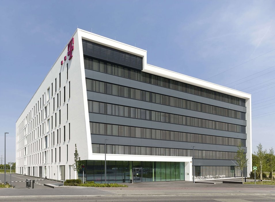 Telekom Gebäude Vollansicht Fassade & Bürogebäude