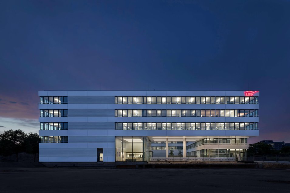 LBS Karlsruhe Bürogebäude Gesamtansicht bei Nacht