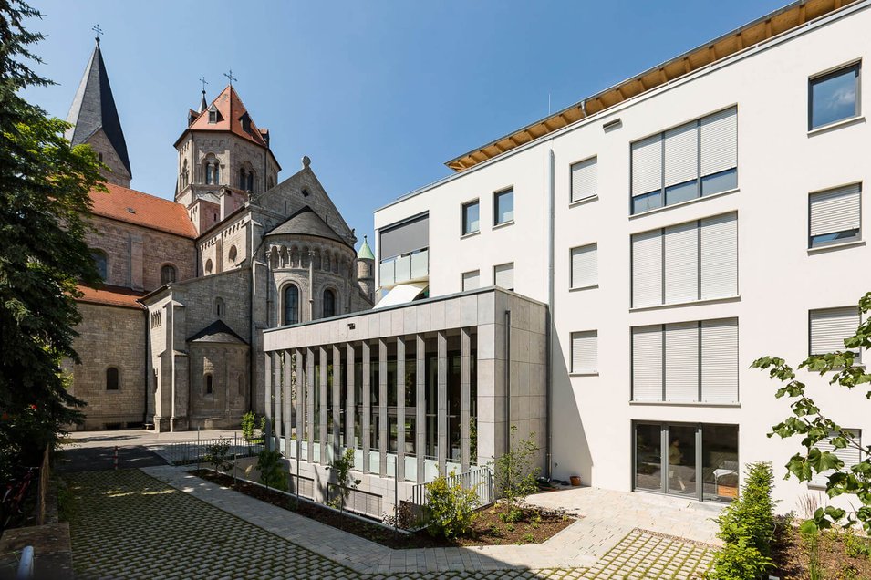 Seitenaufnahme der neuen Fassade der Adalberokirche in Würzburg, Sanderau