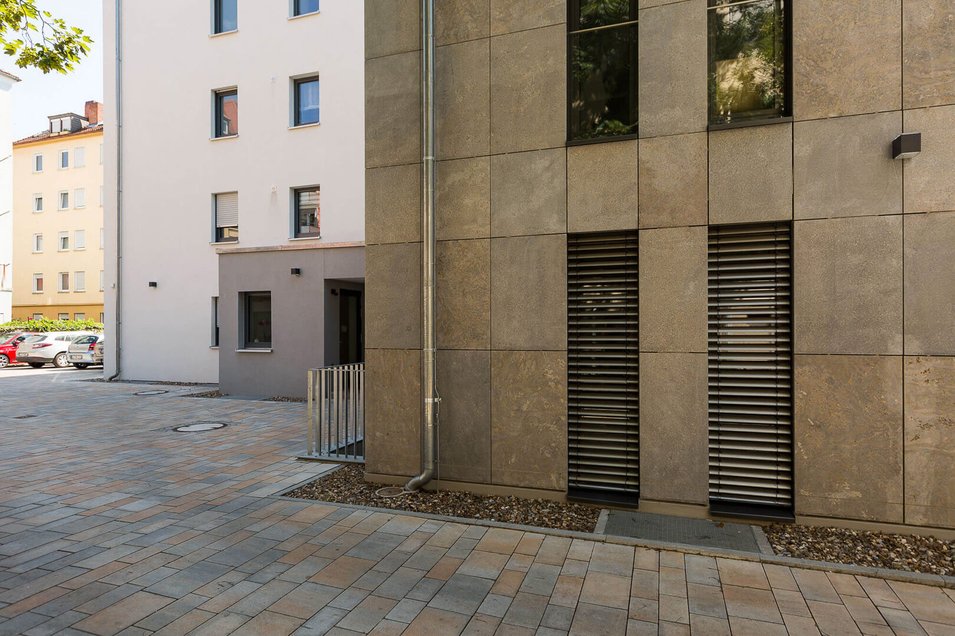 Neue Fassade der Adalberokirche in Würzburg, Sanderau – Seitenansicht