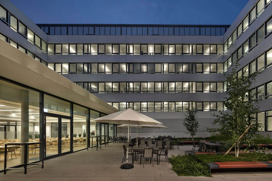LBS Karlsruhe Bürogebäude Aussenansicht bei Nacht