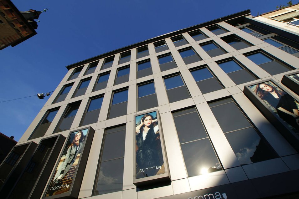 Comma – Geschäftsgebäude in der Domstraße in Würzburg, Detailaufnahme Fassade