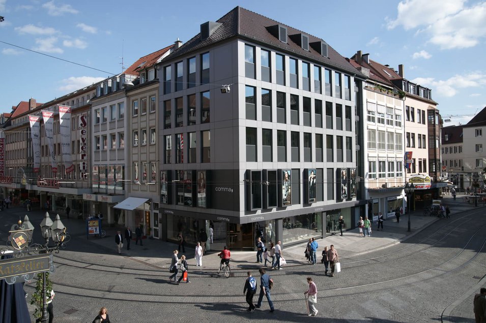 Comma – Geschäftsgebäude in der Domstraße in Würzburg, Gesamtansicht