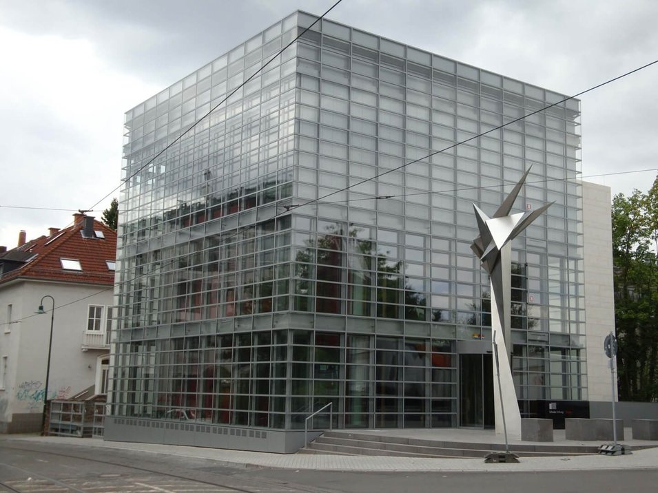 Tagungshaus Darmstadt mit Aluminium Fassade Seitenansicht