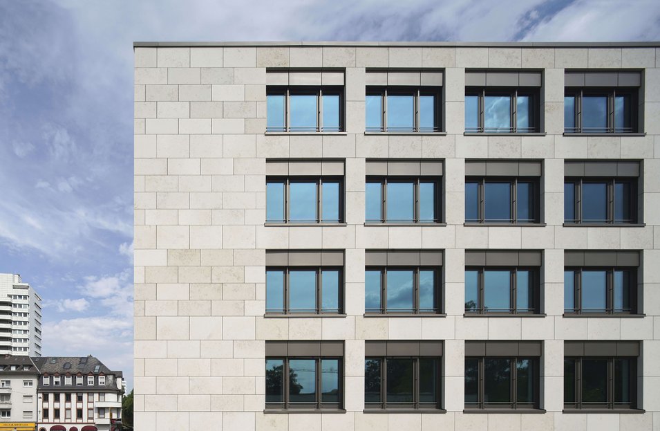 Hochschulgebäude mit Aluminium Fensterelementen in Frankfurt am Main, Detailansicht