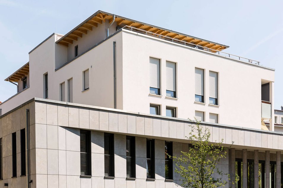 Neue Fassade der Adalberokirche in Würzburg, Sanderau – Detailaufnahme Dach