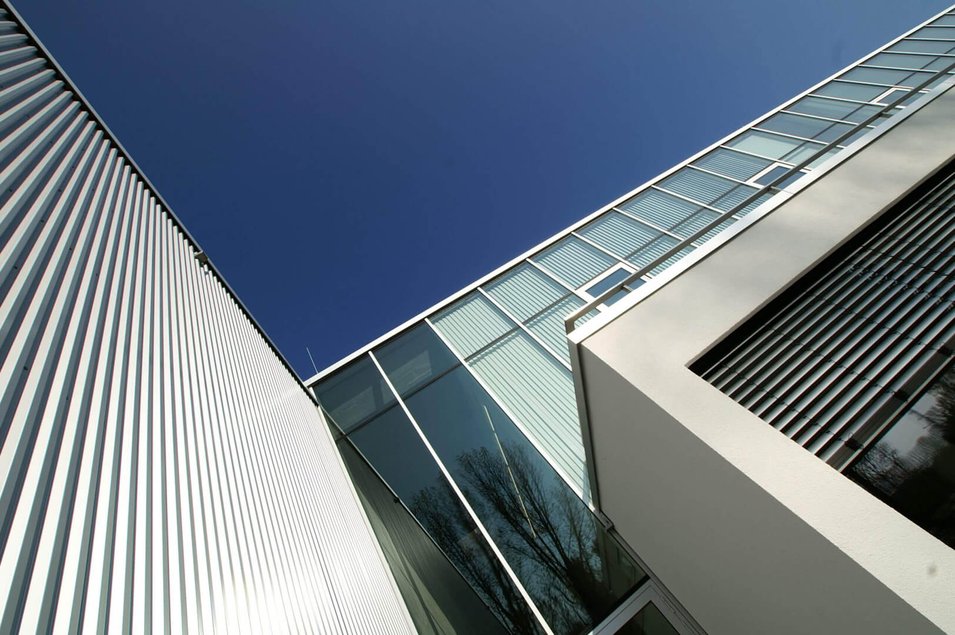 Betriebsgebäude in Eschborn mit Glasfassade, Detailansicht Froschperspektive