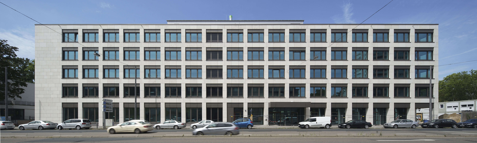 Hochschulgebäude mit Aluminium Fensterelementen in Frankfurt am Main, Vorderansicht